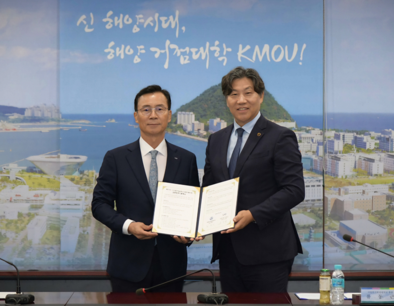 신익현(왼쪽) LIG넥스원 대표이사와 류동근 국립한국해양대학교 총장이 협약식 이후 기념촬영을 하고 있다. [LIG넥스원 제공]