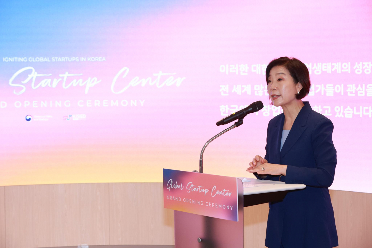 오영주 중소벤처기업부 장관이 지난달 서울 강남구 팁스타운에서 열린 '글로벌 스타트업센터 개소식'에서 인사말을 하고 있다. [중기부 제공]