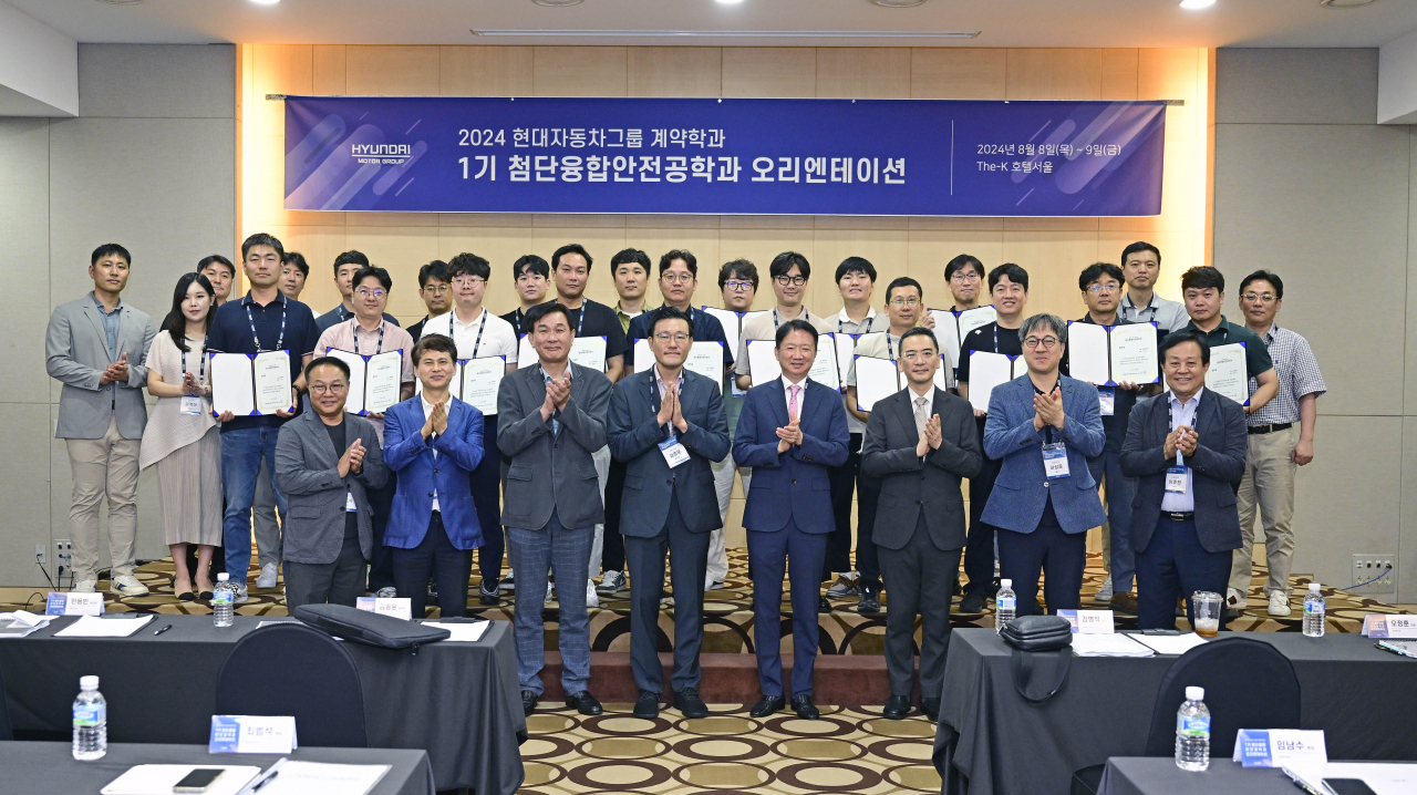 앞줄 왼쪽부터 현대차그룹 CMO 김도식 상무, 현대엔지비 임준채 미래인재팀장, 현대차그룹 한용빈 부사장, 고용노동부 김종윤 산업안전보건본부장, 숭실대 김병직 안전융합대학원장, 현대엔지비 오정훈 대표이사, 숭실대 이상준 기획조정실장, 이준원 안전융합대학원 교수. [현대차그룹 제공]