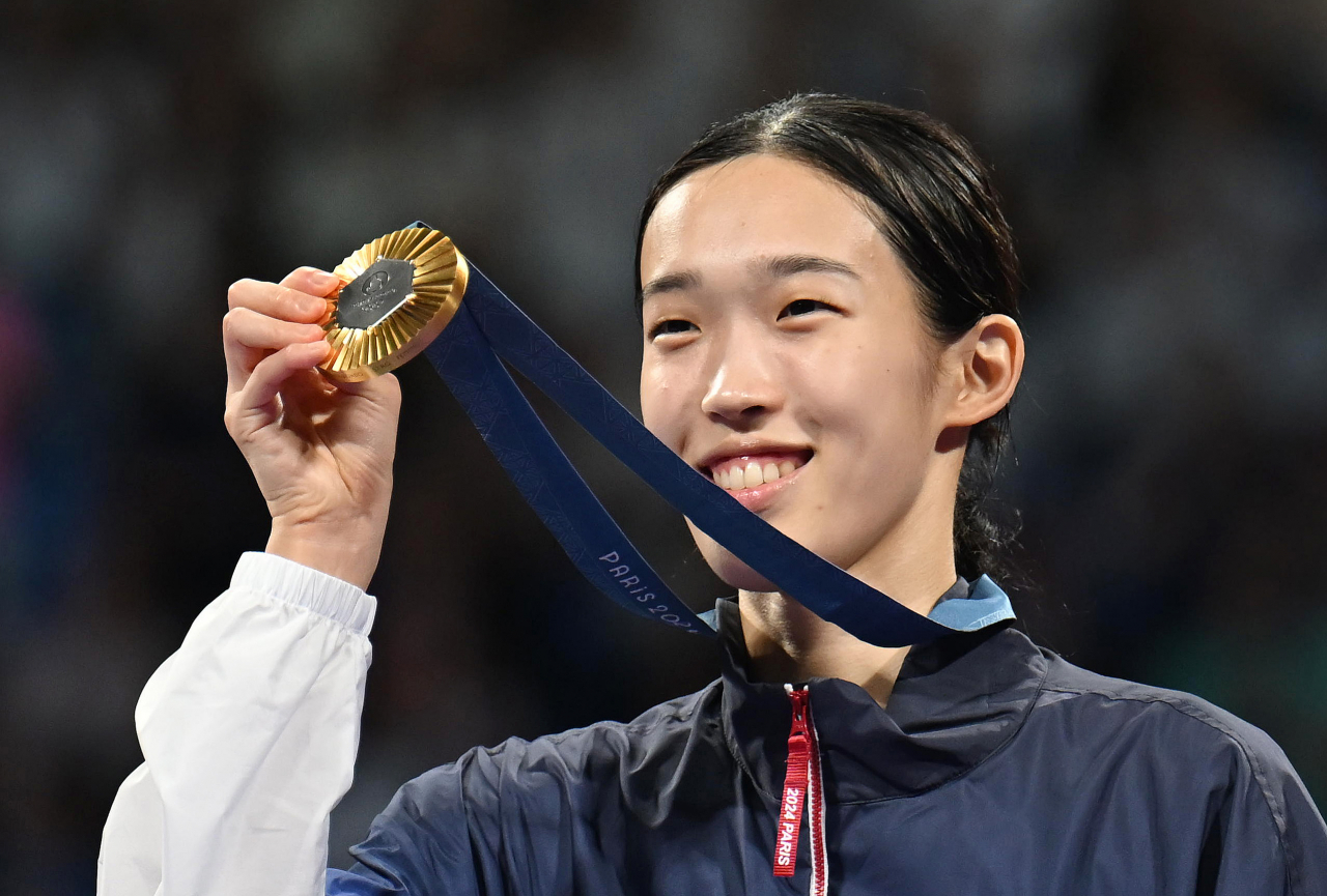 8일(현지시간) 프랑스 파리 그랑팔레 태권도경기장에서 열린 2024 파리올림픽 태권도 여자 57㎏급 결승에서 이란의 나히드 키야니찬데에게 승리한 김유진이 금메달을 목에 걸고 포즈를 취하고 있다. [연합]