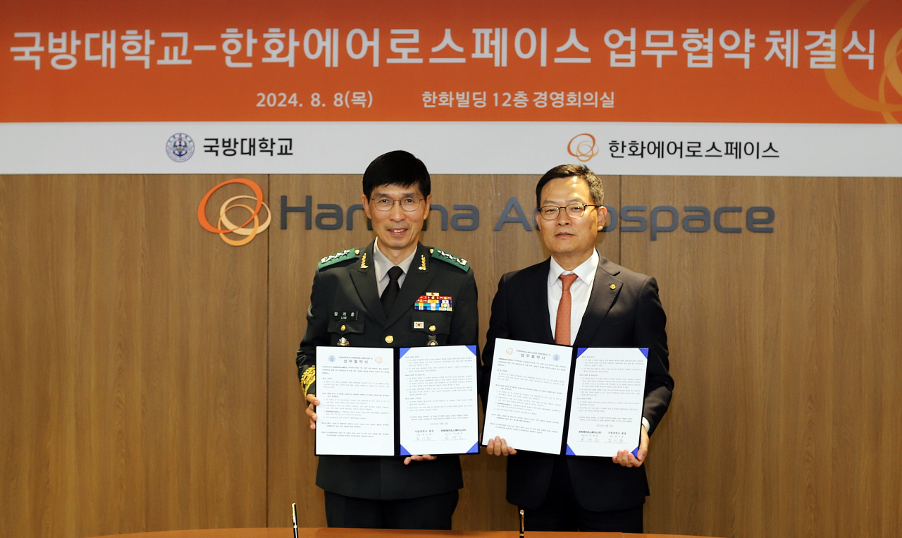손재일(오른쪽) 한화에어로스페이스 대표와 임기훈 국방대학교 총장이 업무협약식 후 기념촬영을 하고 있다. [한화에어로스페이스 제공]