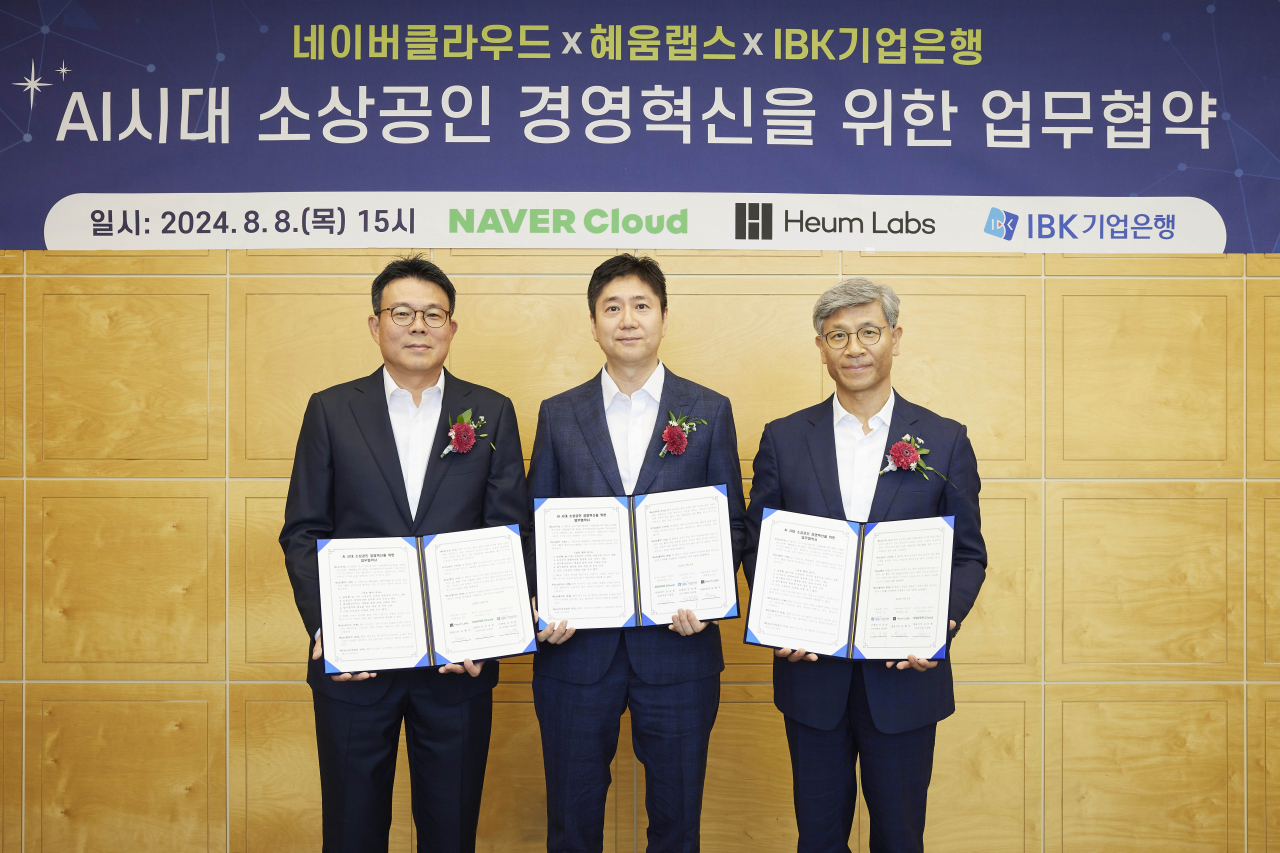 지난 8일 서울 중구 IBK파이낸스타워에서 열린 ‘AI시대 소상공인 경영혁신을 위한 업무협약식’에 참석한 임문택(오른쪽) IBK기업은행 부행장, 이상준(왼쪽) 네이버클라우드 CIO, 옥형석(가운데) 혜움랩스 대표이사가 기념촬영을 하고 있다.[기업은행 제공]