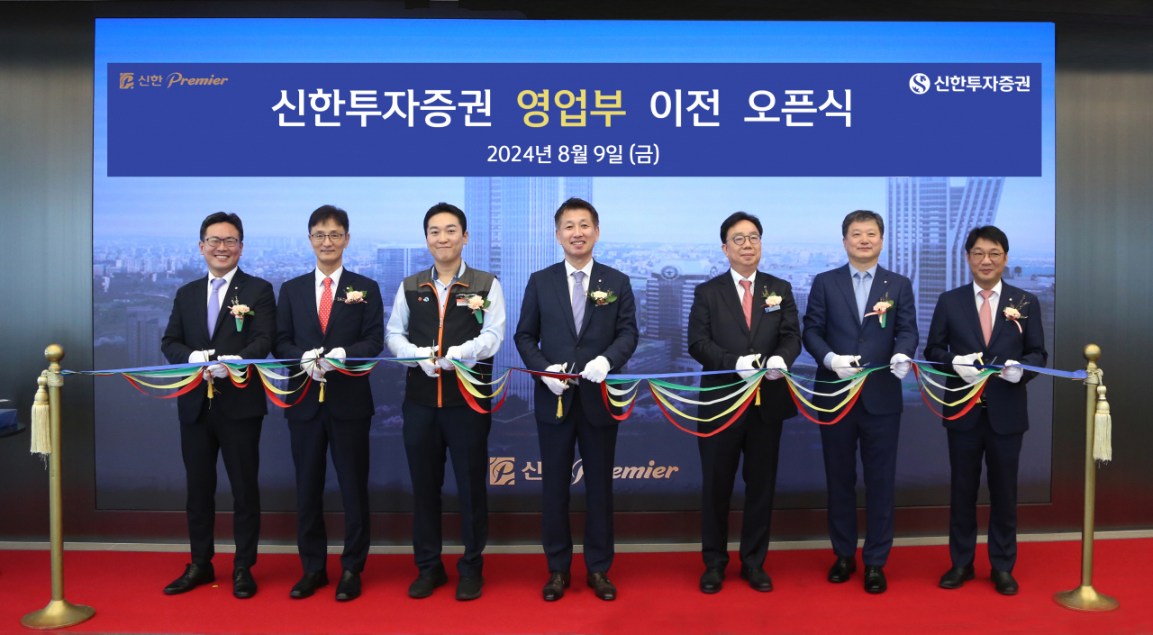 김상태(가운데) 신한투자증권 대표를 비롯한 임직원들이 본사 영업부 TP타워 이전 기념식을 개최하고 있다[신한투자증권 제공]
