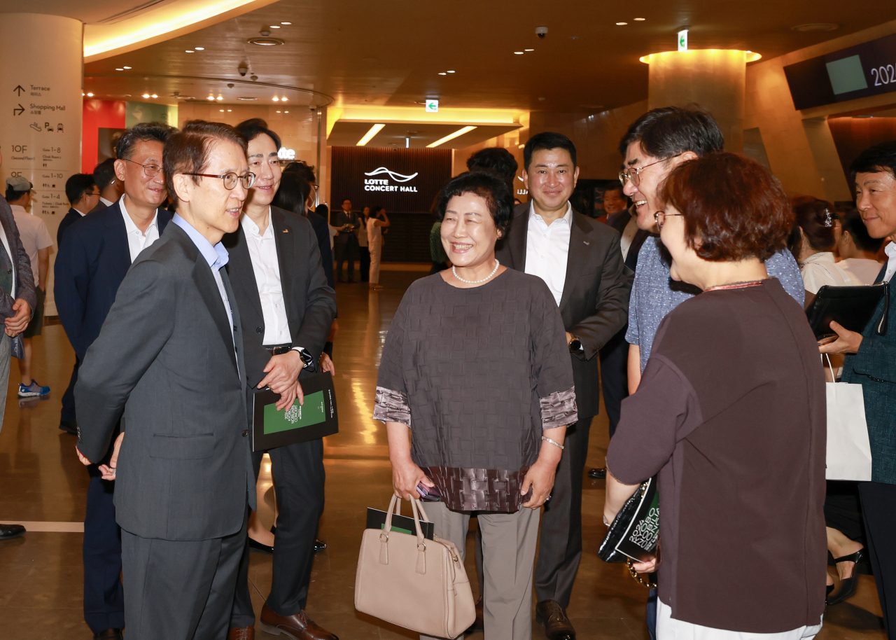 신창재 교보생명 대표이사 겸 이사회 의장(왼쪽)이 지난 7일 교보생명 창립 66주년을 맞아 서울 송파구 롯데콘서트홀에서 열린 ‘2024 교보 노블리에 콘서트’에서 설계사 및 우수 고객들과 담소를 나누고 있다.