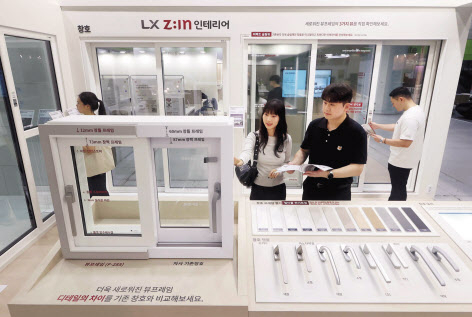 LX하우시스가 최근 막을 내린 ‘2024 코리아빌드위크’에 마련한 부스. 관람객들이 창호제품을 둘러보고 있다. [LX하우시스 제공]