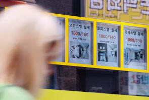 서울 시내 한 부동산 중개업소에 월세 100만원 이상 오피스텔 매물 정보가 붙어 있다. [연합]