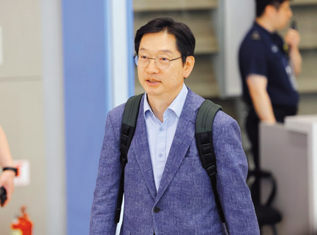 지난 5월 유럽에서 체류 중이던 김경수 전 경남지사가 고(故) 노무현 전 대통령 서거 15주기 추도식 참석을 위해 귀국하는 모습 [연합]