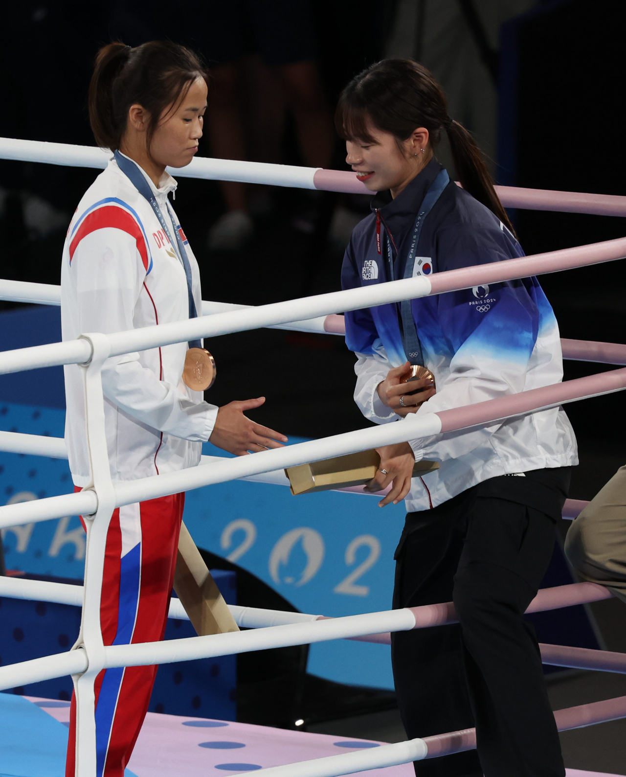 임애지가 8일 오후(현지시간) 프랑스 스타드 롤랑-가로스에서 열린 2024파리올림픽 여자 복싱 54kg급 시상식에서 북한 방철미와 이야기하고 있다. [파리=올림픽사진공동취재단]