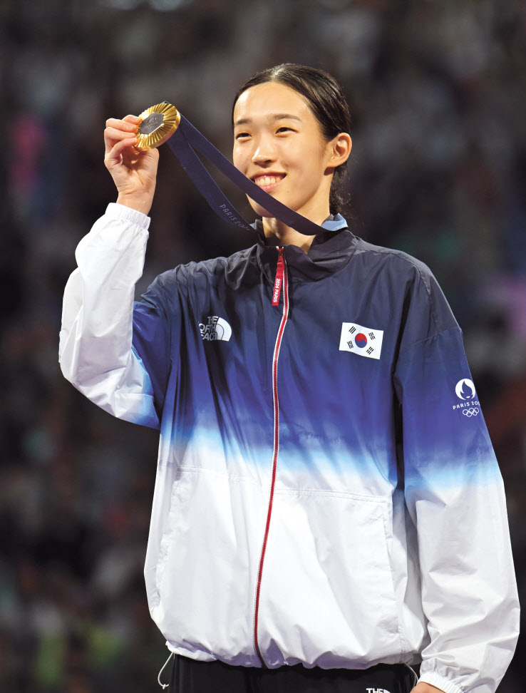 8일 오후(현지시간) 프랑스 파리 그랑 팔레에서 진행된 2024파리올림픽 태권도 여자 57kg급 결승 경기에서 김유진이 이란의 키야니찬데와의 경기에서 승리해 금메달을 획득한 뒤 기뻐하고 있다. 파리=이상섭 기자
