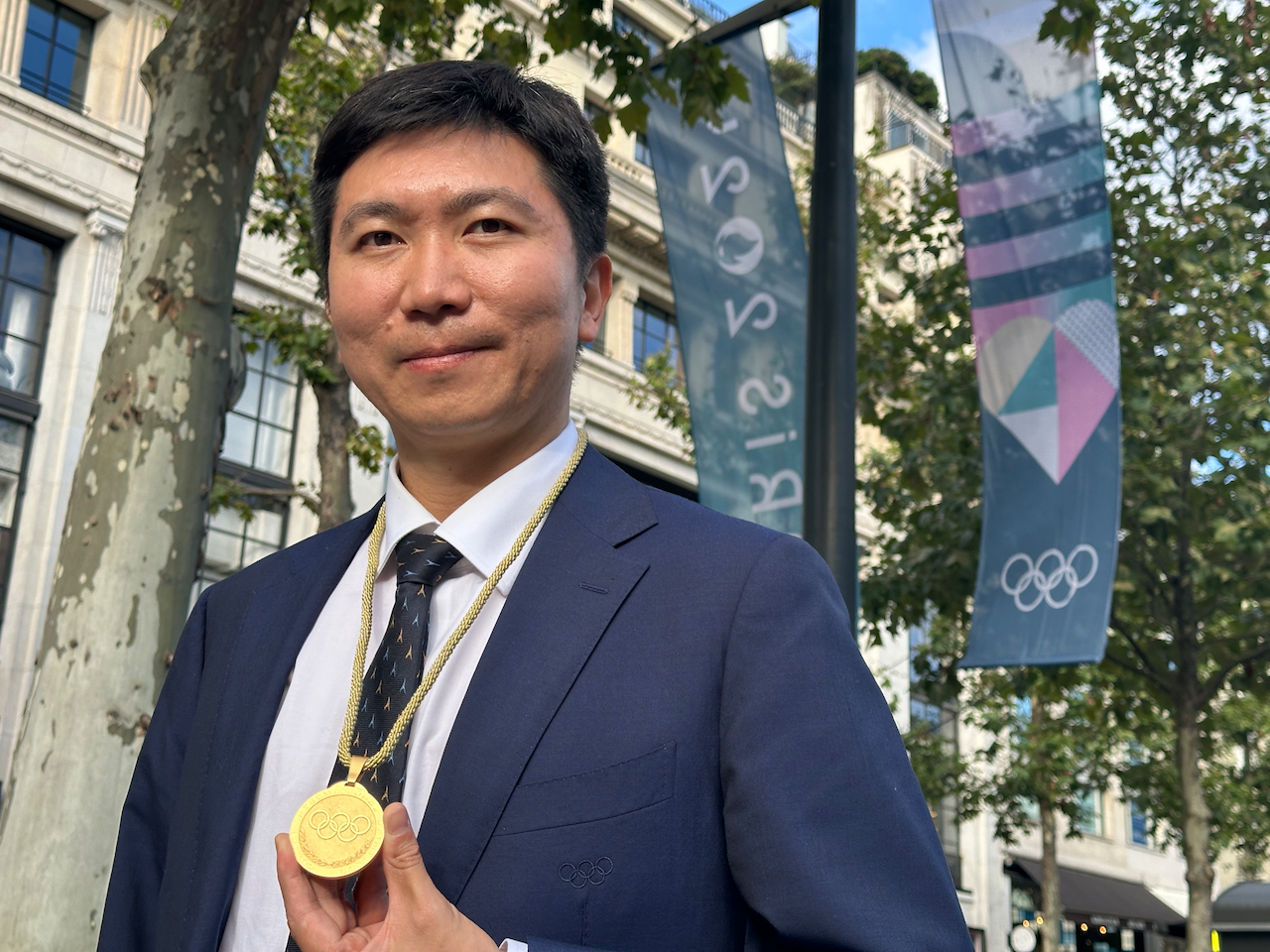 유승민 IOC 선수위원이 지난 8일(현지시간) 프랑스 파리 샹젤리제 거리에서 선수위원 메달을 들고 포즈를 취하고 있다. [연합]