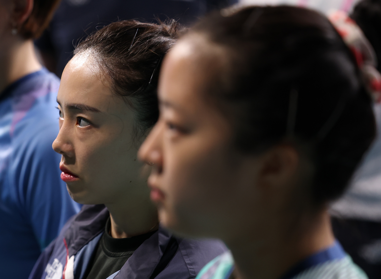 한국 여자 탁구 대표팀 전지희, 신유빈이 지난달 25일(현지시간) 2024 파리 올림픽 탁구 경기장인 사우스 파리 아레나4에서 열린 대표팀 훈련을 앞두고 유승민 대한탁구협회 회장 겸 국제올림픽위원회(IOC) 선수위원의 조언을 경청하고 있다. [연합]