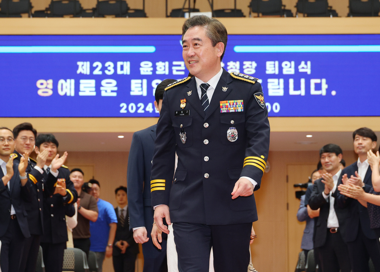 윤희근 경찰청장이 9일 오후 서울 서대문구 경찰청에서 열린 퇴임식에 참석하고 있다. [연합]