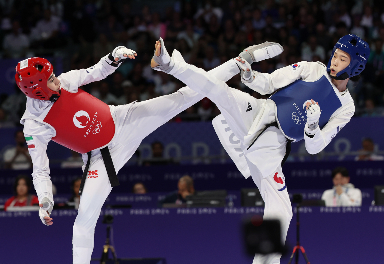 8일(현지시간) 프랑스 파리 그랑팔레 태권도경기장에서 열린 2024 파리올림픽 태권도 여자 57kg급 결승에서 이란의 나히드 키야니찬데를 상대로 경기를 펼치고 있다. [연합]