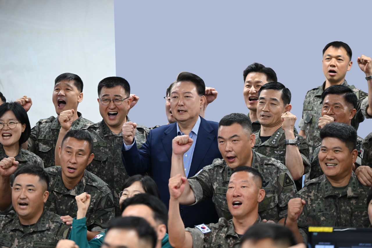 윤석열 대통령이 여름휴가 마지막 날인 9일 충남 계룡대 전투통제실을 방문해 근무자들과 기념 촬영을 하고 있다. [연합]
