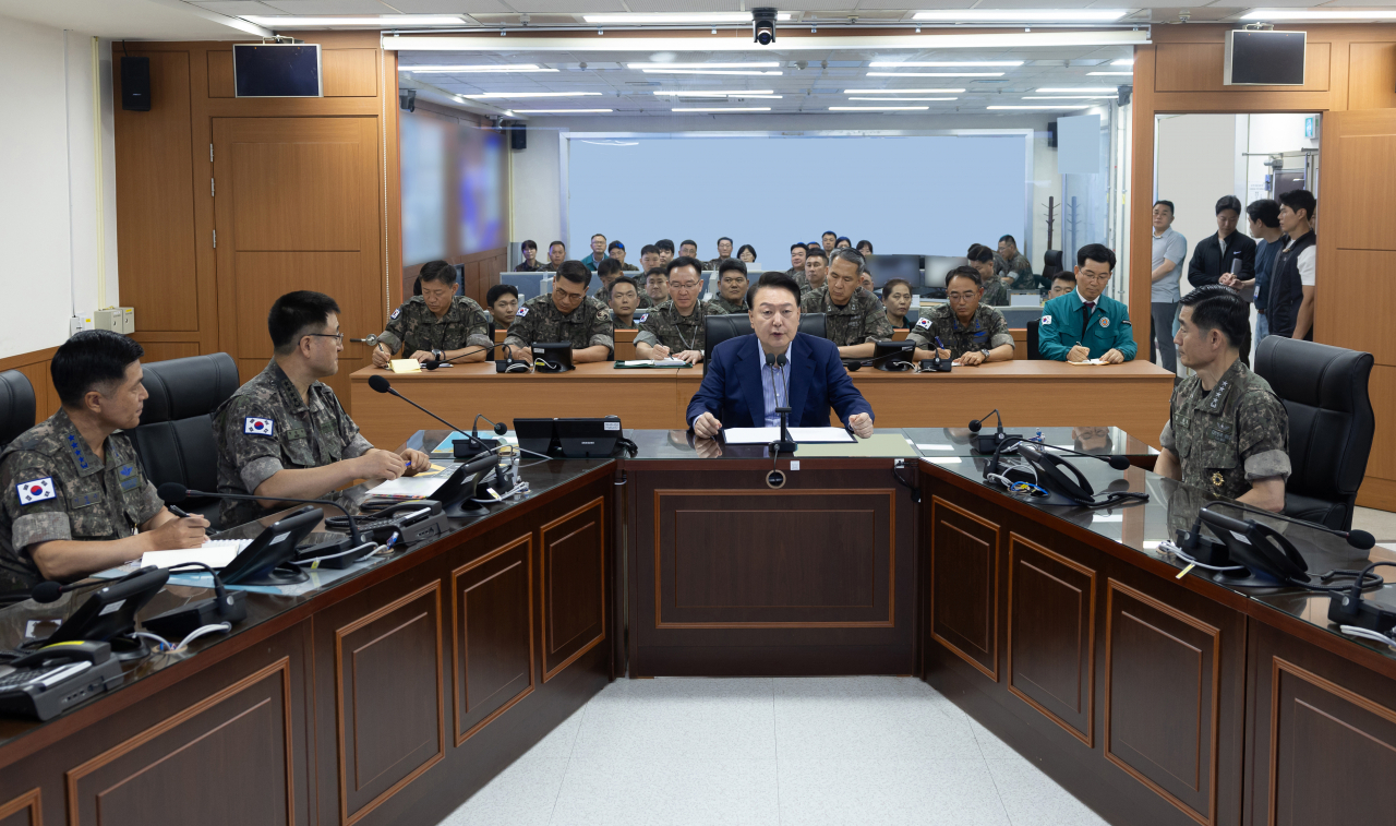 윤석열 대통령이 여름휴가 마지막 날인 9일 충남 계룡대 전시지휘시설을 방문해 시설현황을 보고 받은 후 발언하고 있다. [연합]