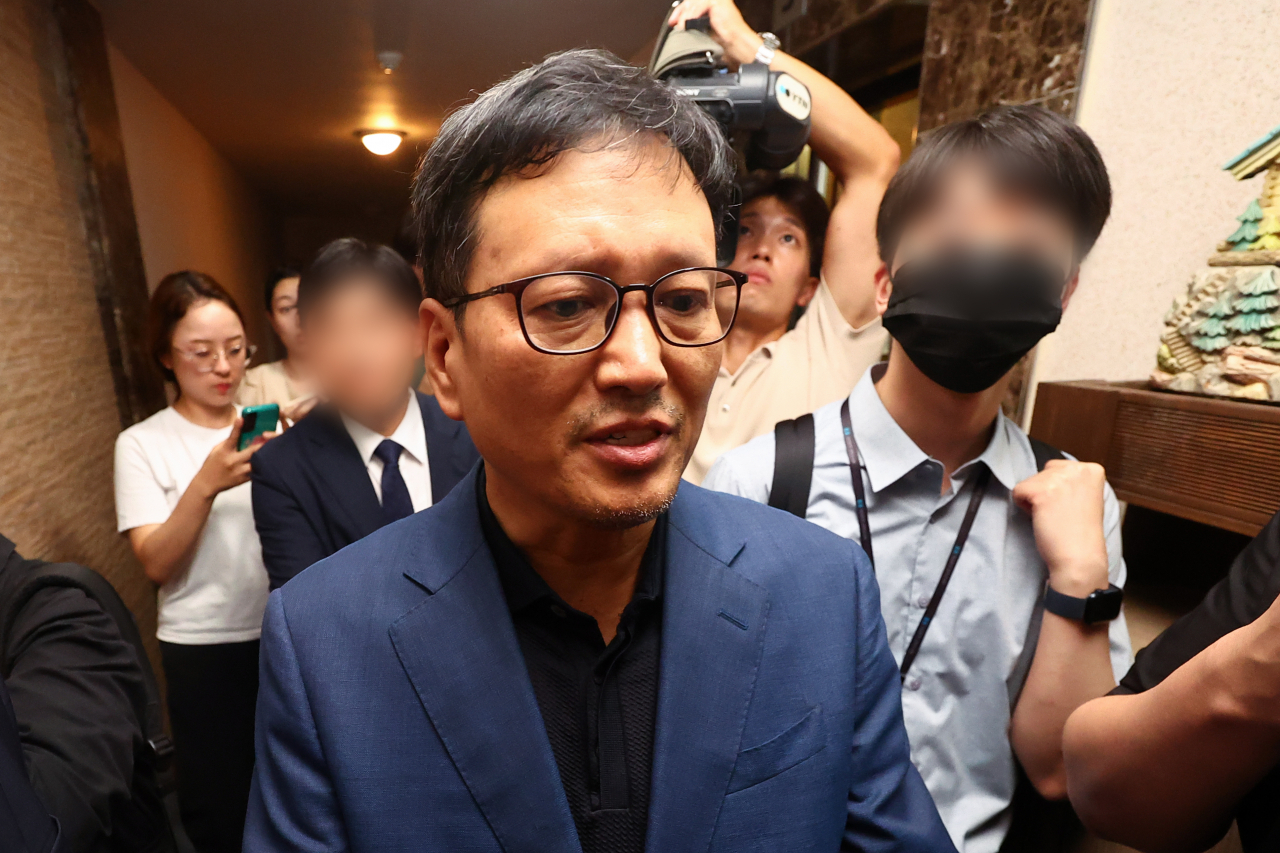 구영배 큐텐그룹 대표가 1일 검찰의 자택 압수수색 협조를 위해 자택에 도착하고 있다. [연합]