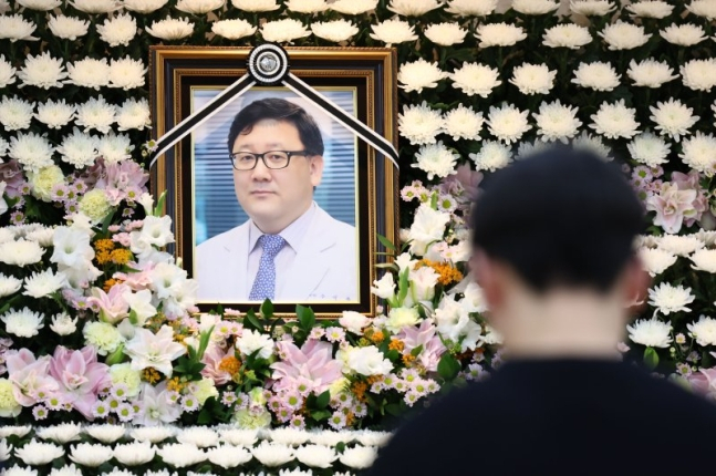 지난해 6월 19일 서울 송파구 서울아산병원 장례식장에 마련된 고 주석중 심장혈관흉부외과 교수 빈소에서 조문객들이 조문을 하고 있다. [연합]