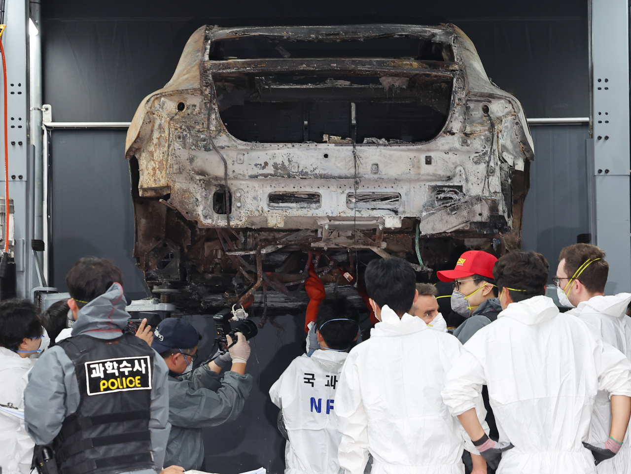 8일 오전 인천 서구 한 공업사에서 경찰과 소방, 국립과학수사연구원, 벤츠 등 관계자들이 지난 1일 청라 아파트 지하 주차장에서 화재가 발생한 전기차에 대한 2차 합동 감식을 하고 있다. [연합]