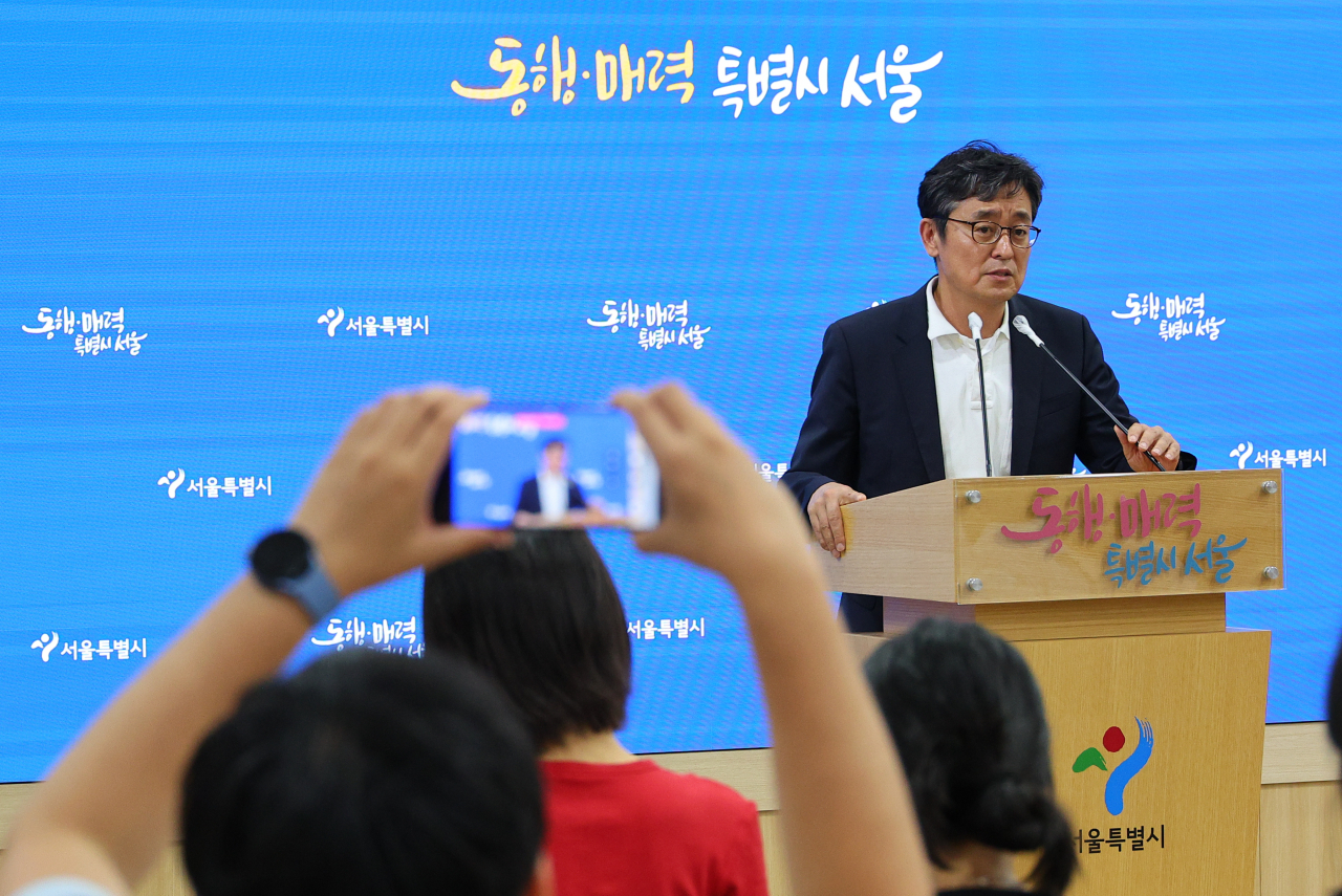 여장권 서울시 기후환경본부장이 9일 서울 중구 서울시청에서 공동주택 전기차 화재 예방대책을 발표하고 있다. 이날 서울시는 전기차의 배터리 잔량이 90%를 넘어서면 공동주택 지하주차장 출입을 막는 등 과충전을 방지하는 대책을 추진한다고 밝혔다. [연합]