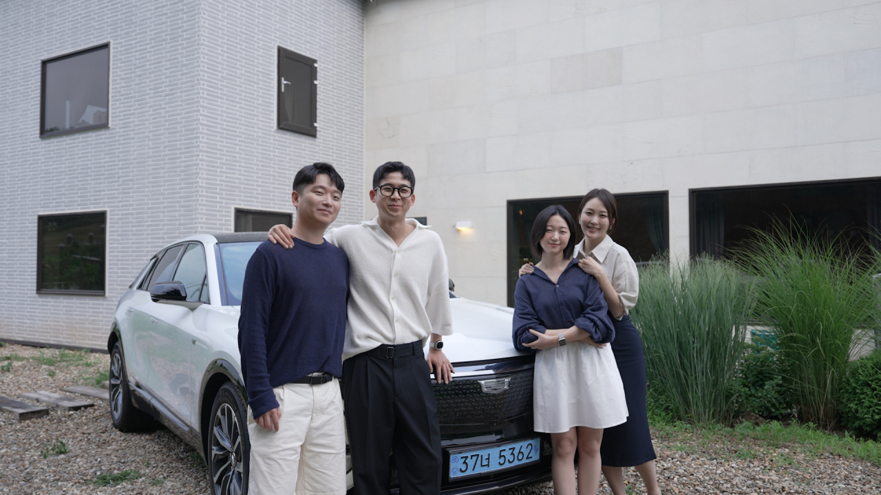 신명수(왼쪽 첫번째) 포스코퓨처엠 수석연구원이 이담현(왼쪽 세번째) 사원, 포스코그룹 관계자들과 함께 캐딜락 리릭 앞에서 기념사진을 촬영하고 있다. [포스코퓨처엠 제공]