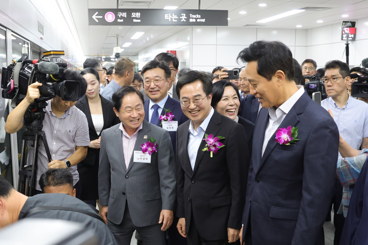 9일 오후 경기도 남양주시 별내역에서 열린 지하철 8호선 연장 별내선 개통식에서 주광덕 남양주시장(왼쪽부터)과 김동연 경기도지사, 오세훈 서울시장이 열차를 기다리며 활짝 웃고 있다. [연합]