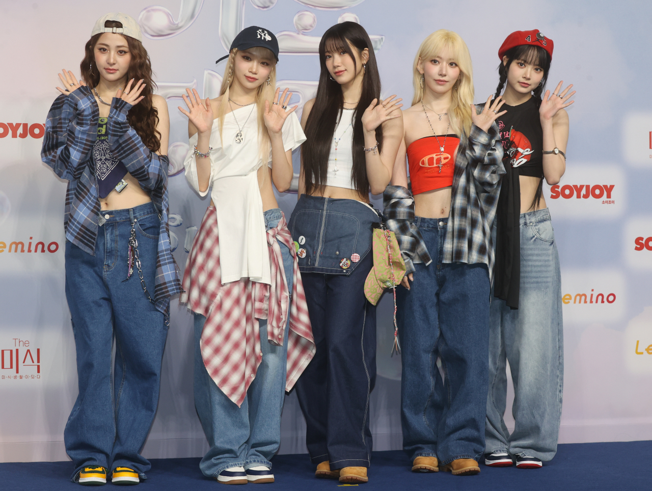 그룹 르세라핌이 지난달 인천 영종도 인스파이어 엔터테인먼트 리조트에서 열린 SBS 2024 가요대전 서머 블루카펫 행사에서 포즈를 취하고 있다. [연합]