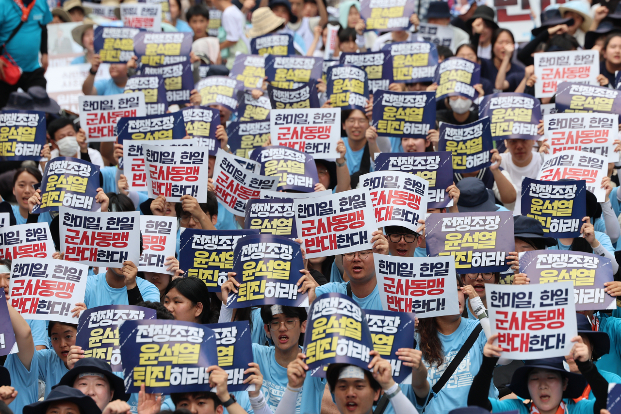 10일 오후 서울 숭례문 인근 세종대로에서 전국비상시국회의, 자주통일평화연대, 한일역사정의평화행동, 민주노총 등 사회 각계 단체 관계자들이 8.15범국민대회를 하고 있다. [연합]