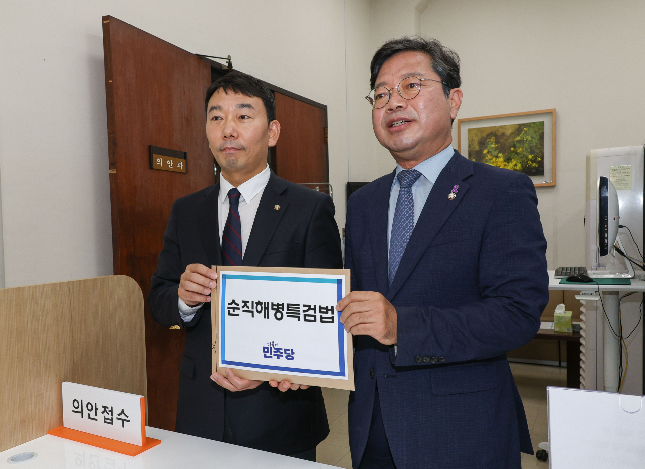 국회 법제사법위원회 야당 간사를 맡고 있는 김승원(오른쪽) 더불어민주당 의원이 지난 8일 국회 의안과에 채해병 특검법을 제출하는 모습. 왼쪽은 민주당 원내정책수석부대표를 맡고 있는 김용민 의원. [연합]