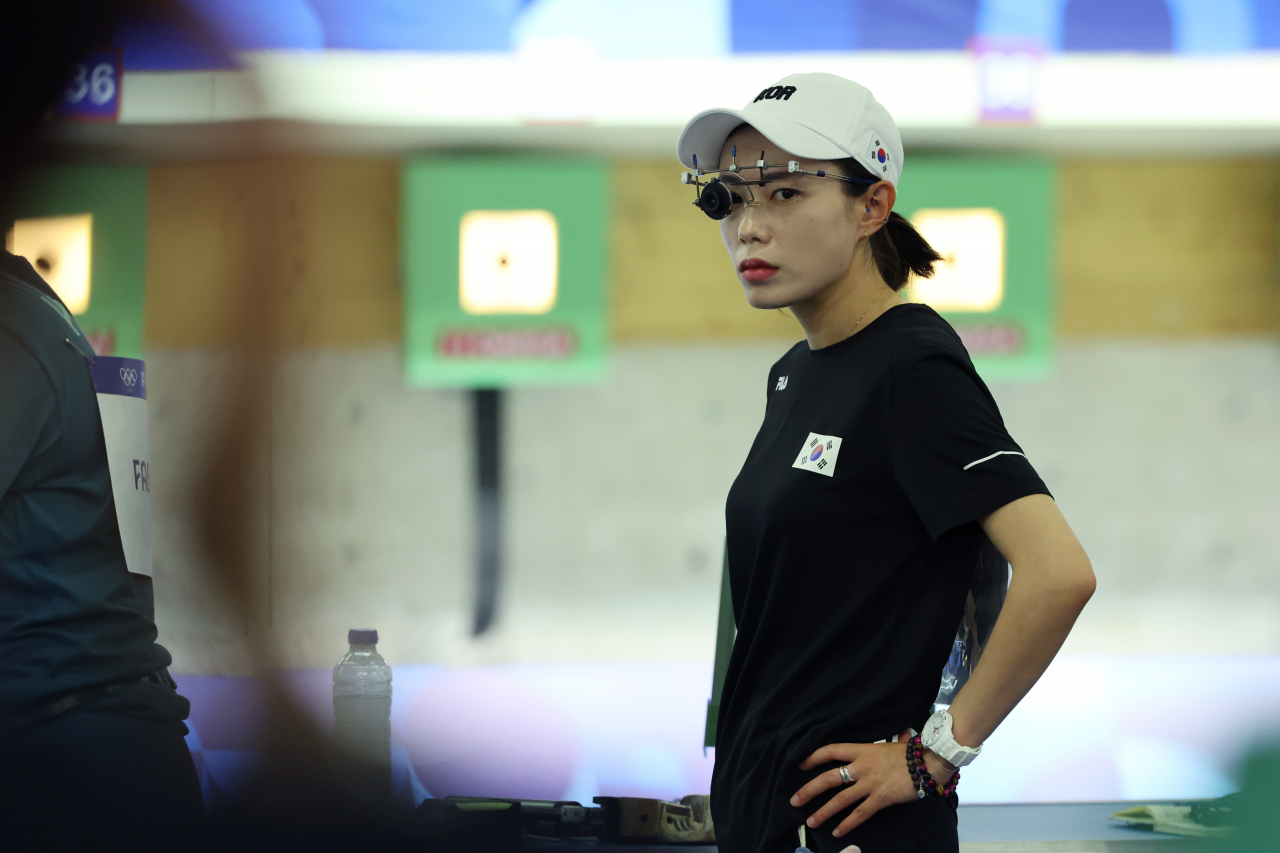 지난달 27일(현지시간) 프랑스 샤토루 슈팅 센터에서 열린 2024 파리올림픽 사격 공기권총 10m 여자 본선에 출전한 김예지가 코치의 지시를 듣고 있다. [연합]