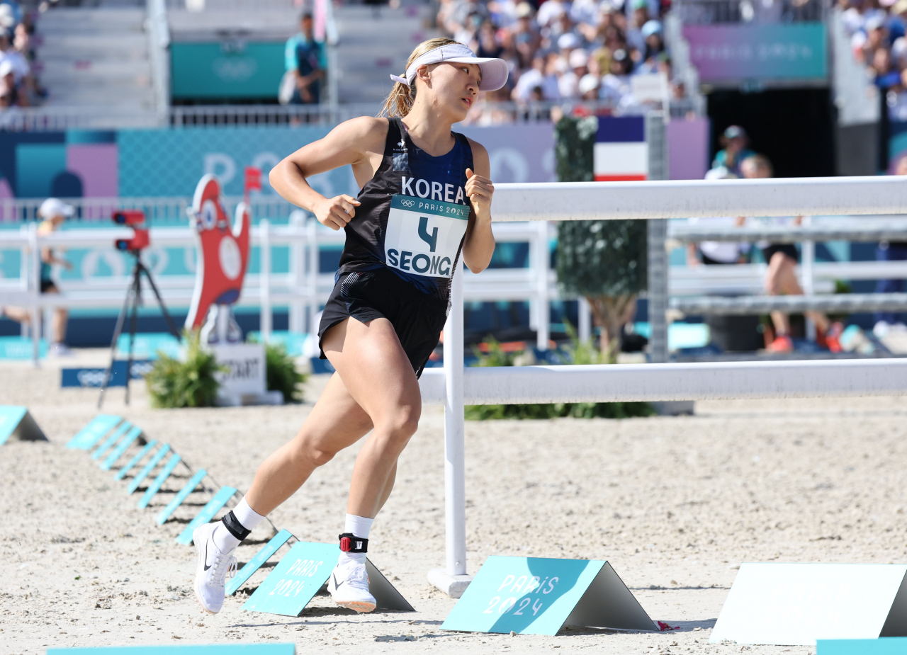 10일(현지시간) 프랑스 베르사유 궁전에서 열린 2024 파리올림픽 근대5종 여자 준결승전 레이저 런에서 한국 성승민이 달리고 있다. [연합]
