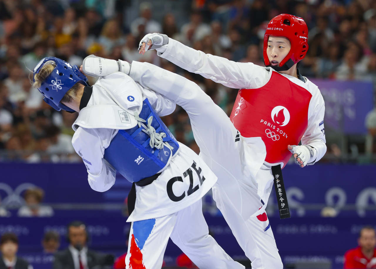 10일(현지시간) 프랑스 파리 그랑팔레 태권도 경기장에서 열린 2024 파리올림픽 태권도 여자 67kg급 16강전에서 한국 이다빈이 체코의 페트라 스톨보바와 경기를 펼치고 있다. [연합]