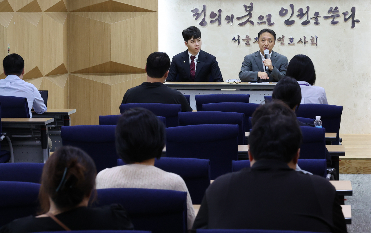 법무법인 린과 법무법인 심이 10일 오후 서울 서초구 서울지방변호사회에서 연 '티몬·위메프 ARS 회생절차 대응 방안 설명회'에서 피해자들이 최효종 변호사의 발언을 듣고 있다. [연합]