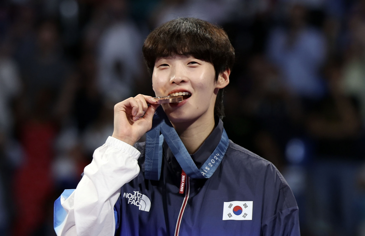2024 파리올림픽 태권도 여자 67㎏ 초과급 동메달 결정전이 10일(현지시간) 프랑스 파리 그랑팔레에서 열렸다. 한국 이다빈이 시상식에서 동메달을 깨물고 있다. 금메달은 프랑스의 알테아 로랭, 은메달은 우즈베키스탄의 스베틀라나 오시포바, 또 다른 동메달은 패자부활전으로 올라온 튀르키예의 나피아 쿠스. 2024.8.10/ 파리=이상섭 기자