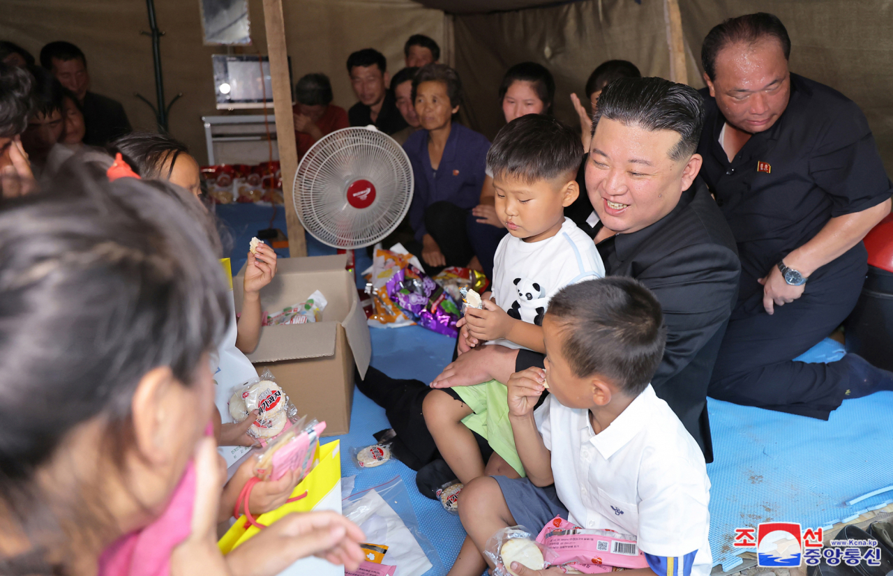 김 위원장은 지난 8&sim;9일 평안북도 의주군 수해지역을 찾아 폭염 속에 천막으로 만든 임시거처에서 지내는 이재민들을 위로하고 이런 조치를 발표했다고 조선중앙통신이 10일 전했다. [연합]