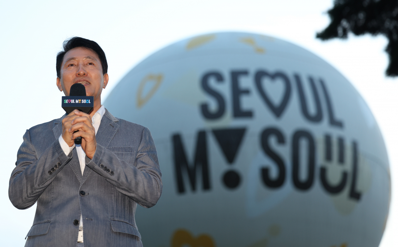 오세훈 서울시장이 10일 오후 서울 영등포구 여의도공원에서 열린 서울달 개장식에서 축사를 하고 있다. [연합]