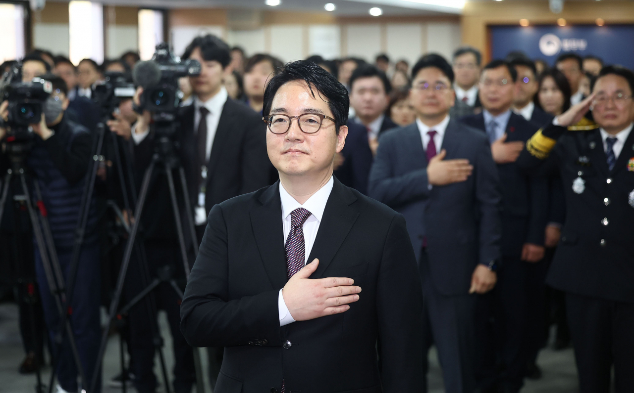 윤석열 대통령이 신임 검찰총장 후보자에 심우정 법무부 차관을 지명했다고 대통령실이 11일 밝혔다. 지난 1월 정부과천청사 법무부에서 열린 차관 취임식에서 심우정 법무부 차관이 국기에 경례하고 있다. [연합]