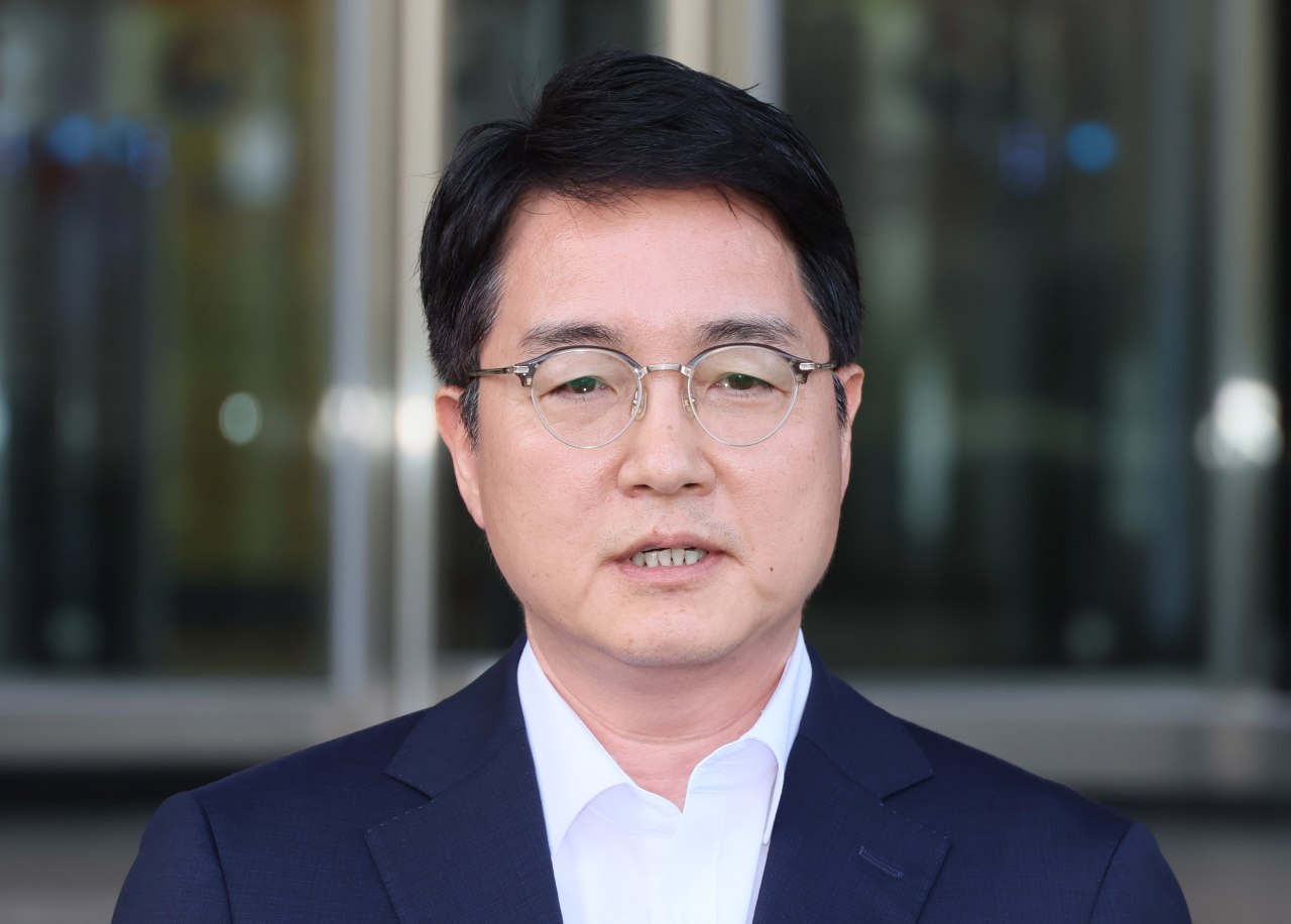 심우정 신임 검찰총장 후보자가 11일 과천 법무부 청사 앞에서 소감을 밝힌 뒤 질의응답을 하고 있다. [연합]