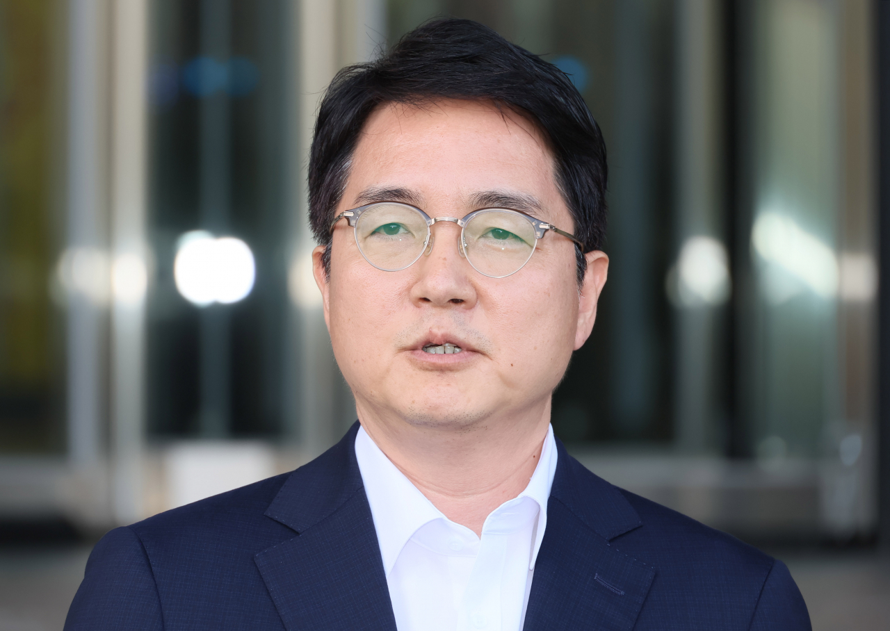 심우정 신임 검찰총장 후보자가 11일 과천 법무부 청사 앞에서 소감을 밝힌 뒤 취재진의 질문에 답하고 있다. [연합]