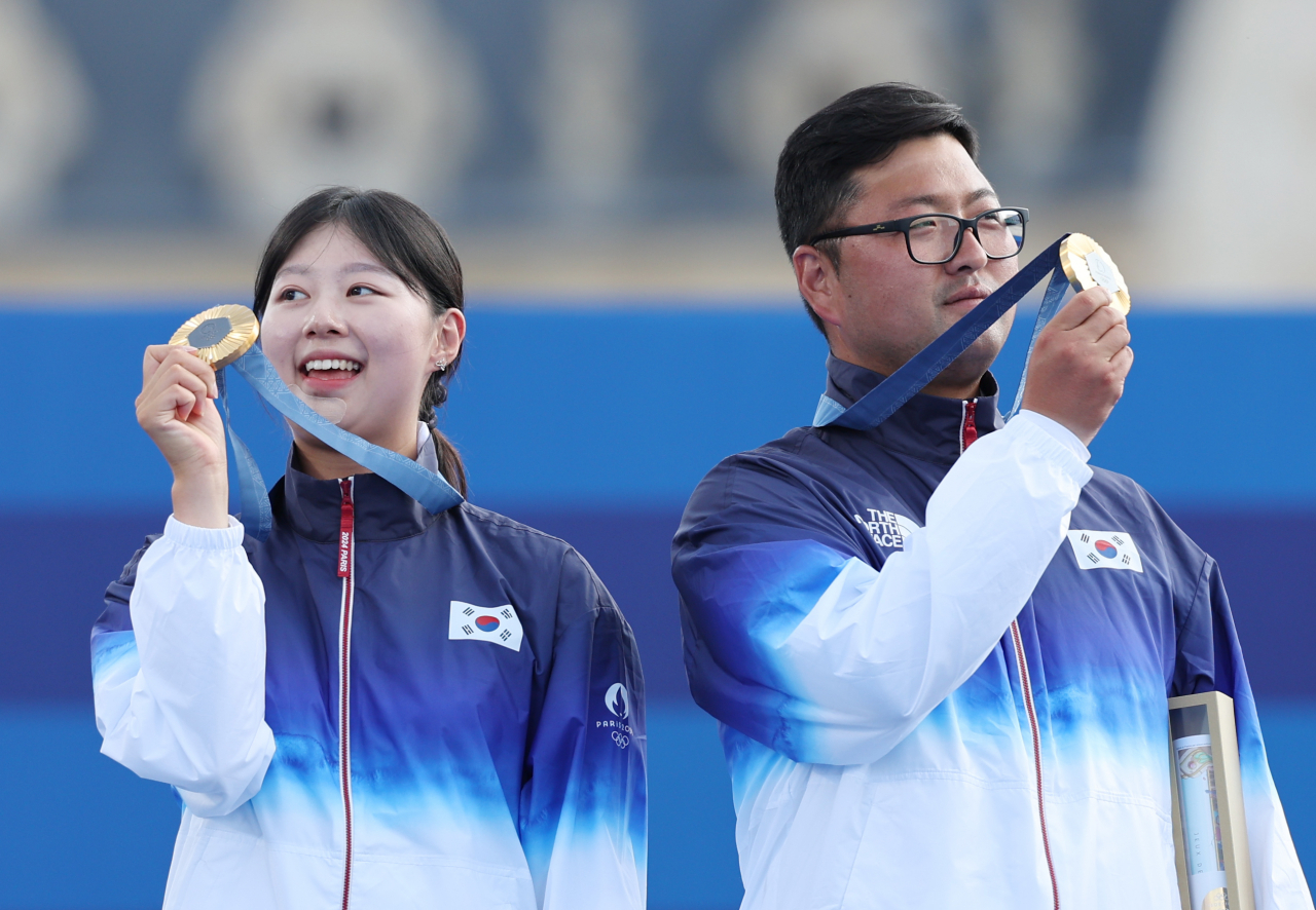 2일(현지시간) 프랑스 파리 레쟁발리드에서 열린 2024 파리올림픽 양궁 혼성 단체 시상식에서 금메달을 딴 한국 임시현(왼쪽)과 김우진이 금메달을 들어보이며 기념 촬영을 하고 있다. [연합]