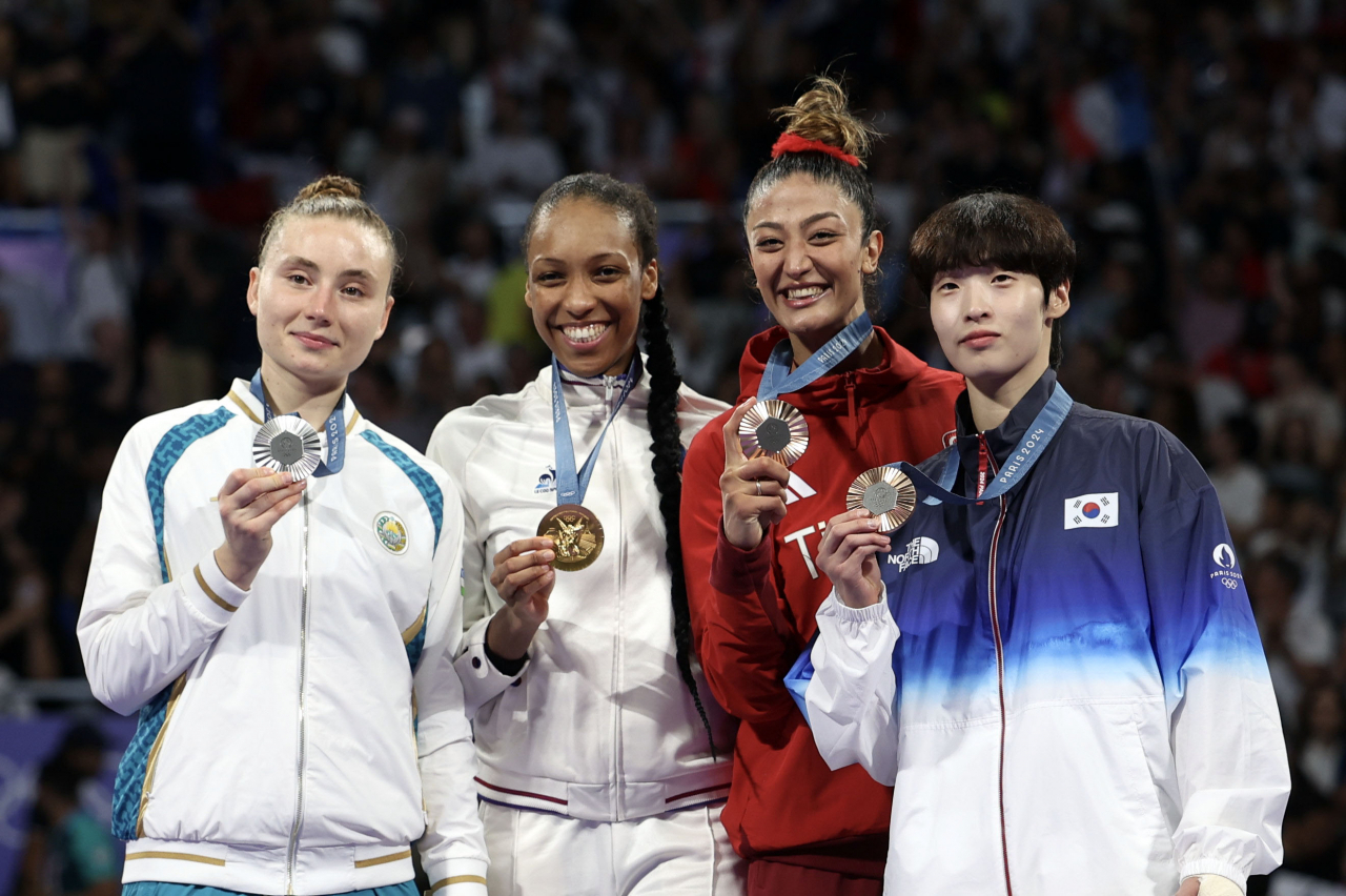 2024 파리 올림픽 태권도 여자 67㎏ 초과급 동메달 결정전이 지난 10일(현지시간) 프랑스 파리 그랑팔레에서 열렸다. 한국 이다빈이 시상식에서 동메달을 목에 걸고 기념촬영을 하고 있다. 금메달은 프랑스의 알테아 로랭, 은메달은 우즈베키스탄의 스베틀라나 오시포바, 또 다른 동메달은 패자부활전으로 올라온 튀르키예의 나피아 쿠스. 2024.8.10/ 파리=이상섭 기자