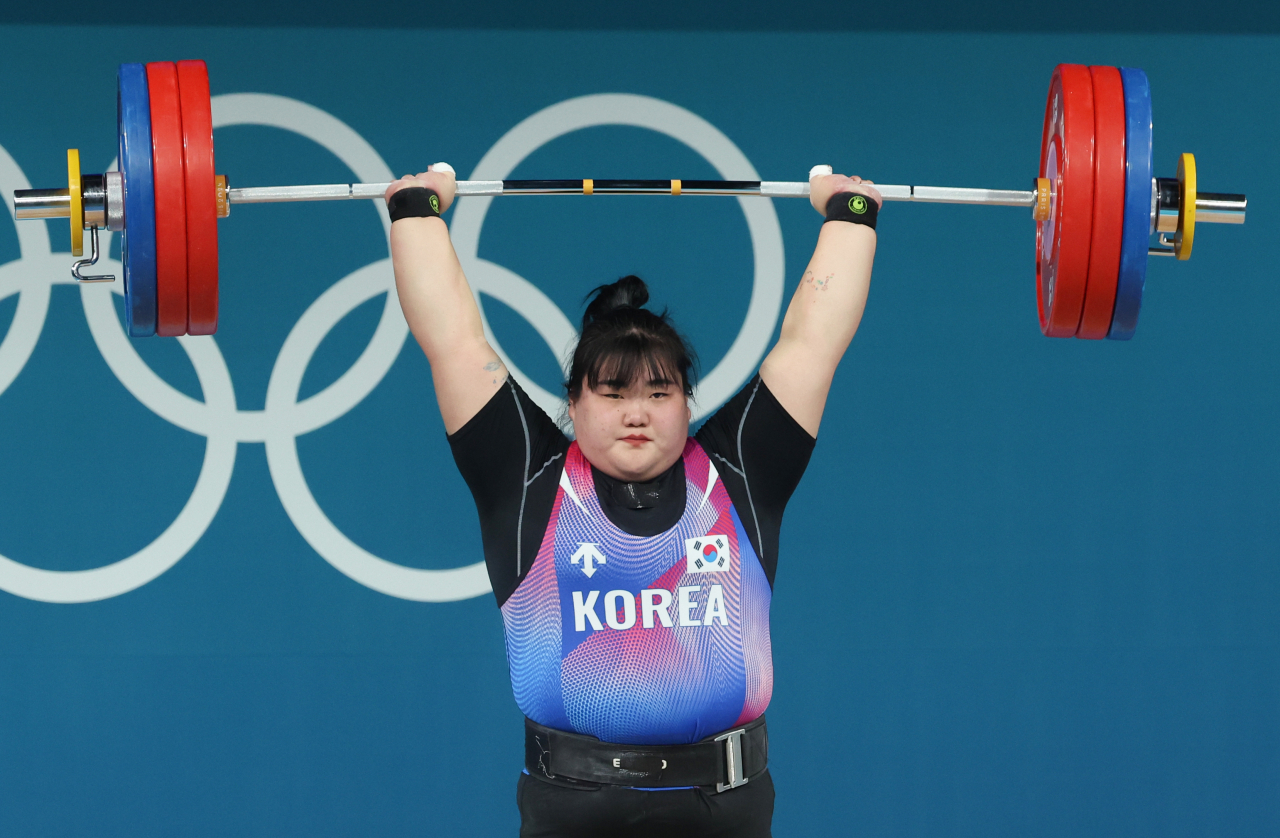 11일(현지시간) 프랑스 파리 사우스 파리 아레나에서 열린 2024 파리 올림픽 역도 여자 81㎏ 이상급에 출전한 박혜정이 용상 1차시기에서 163㎏ 바벨을 들어올리고 있다. [연합]