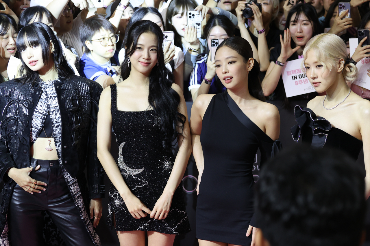 그룹 블랙핑크가 지난달 9일 서울 영등포구 타임스퀘어에서 열린 블랙핑크 월드투어 ‘본핑크’ 인 시네마 핑크카펫 행사에서 팬들과 인사하고 있다. [연합]