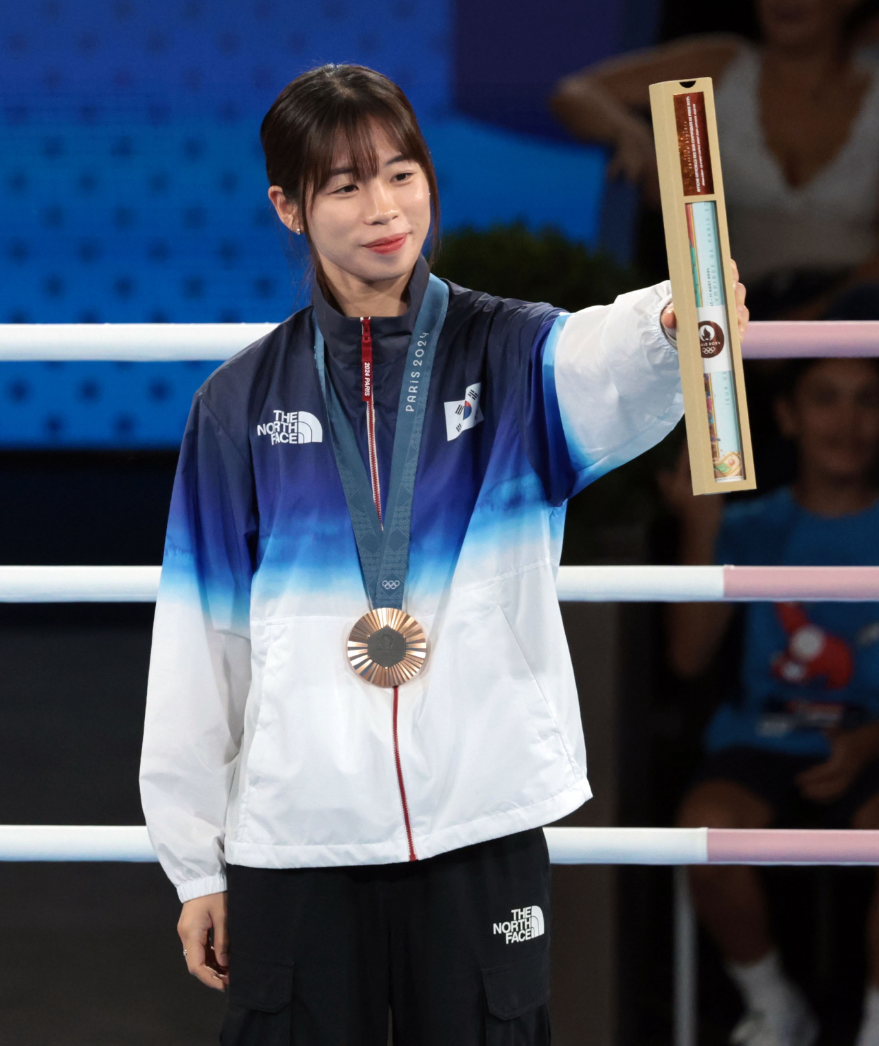 지난 8일(현지시간) 프랑스 파리 롤랑가로스 경기장에서 열린 2024 파리 올림픽 복싱 여자 54㎏급에서 동메달을 획득한 한국 임애지가 시상대에 올라 포즈를 취하고 있다. [연합]