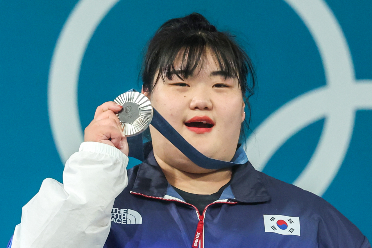 11일(현지시간) 프랑스 파리 사우스 파리 아레나에서 열린 2024 파리 올림픽 역도 여자 81㎏ 이상급에서 은메달을 따낸 박혜정이 시상대에 올라 밝은 표정으로 메달을 들어보이고 있다. [연합]
