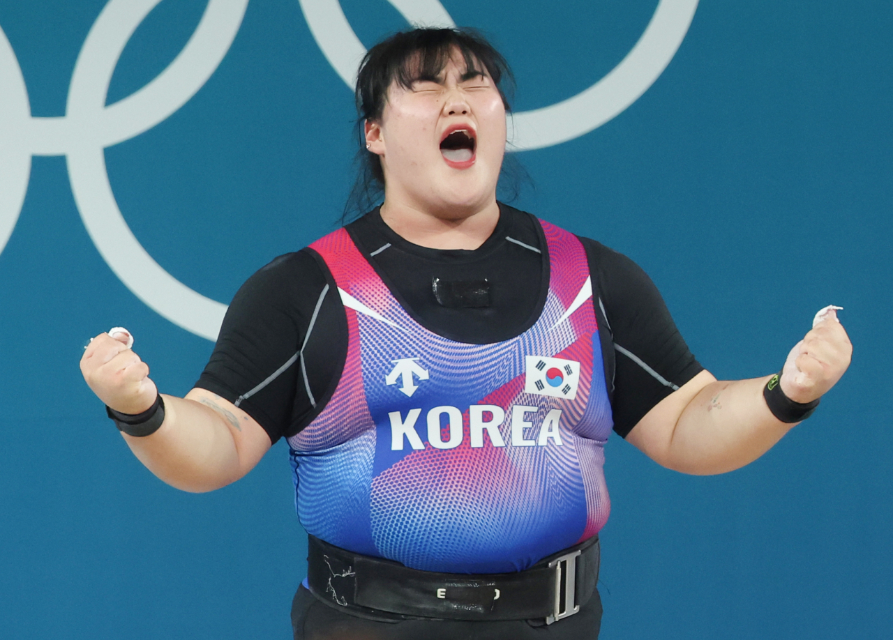 11일(현지시간) 프랑스 파리 사우스 파리 아레나에서 열린 2024 파리 올림픽 역도 여자 81㎏ 이상급에서 은메달을 따낸 박혜정이 용상 2차 시기에서 168㎏에 성공한 뒤 포효하고 있다. [연합]
