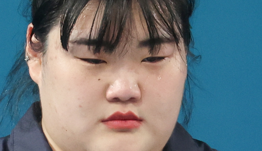 11일(현지시간) 프랑스 파리 사우스 파리 아레나에서 열린 2024 파리 올림픽 역도 여자 81㎏ 이상급에서 은메달을 따낸 박혜정이 눈물을 흘리고 있다. [연합]