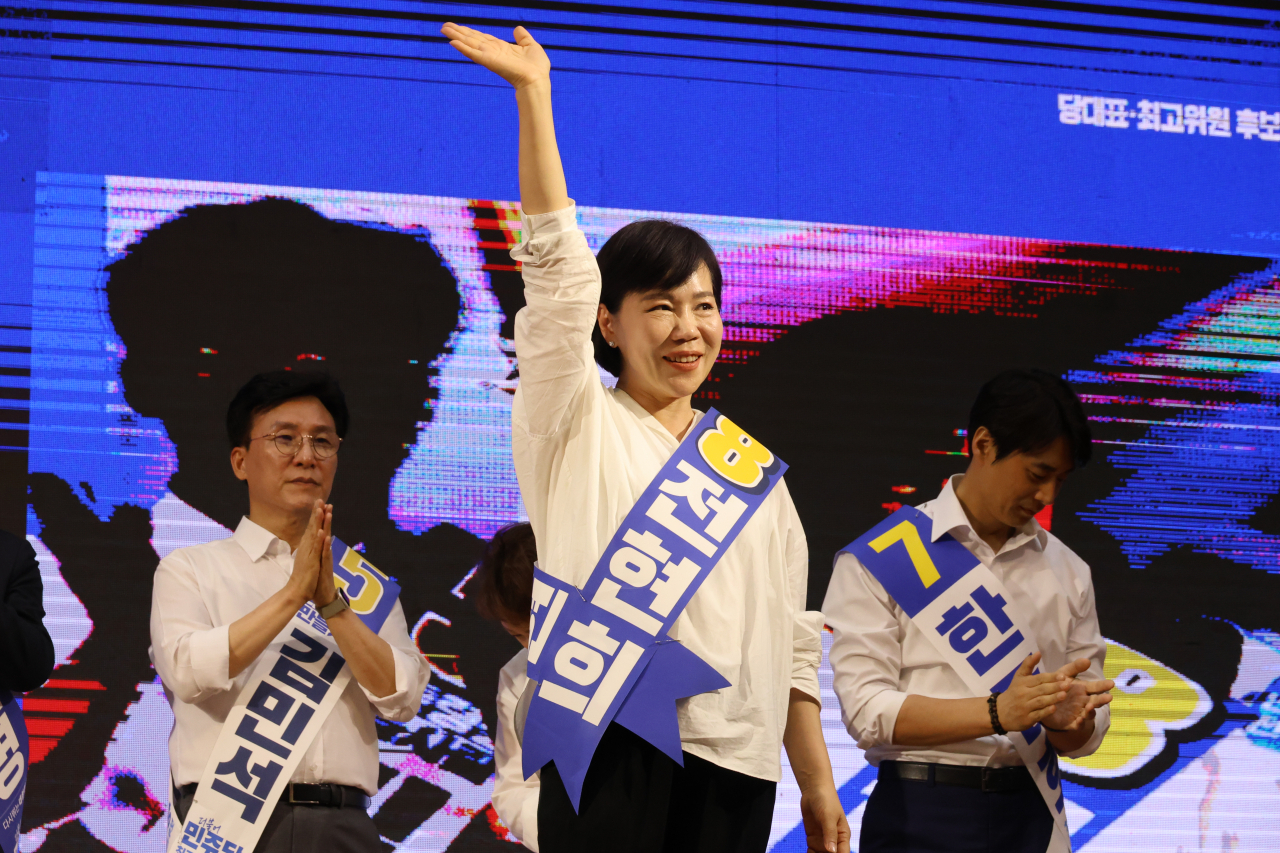 11일 오후 대전 서구 배재대 스포렉스홀에서 열린 더불어민주당 당 대표·최고위원 후보자 합동연설회에서 전현희 최고위원 후보가 당원들에게 인사하고 있다. [연합]
