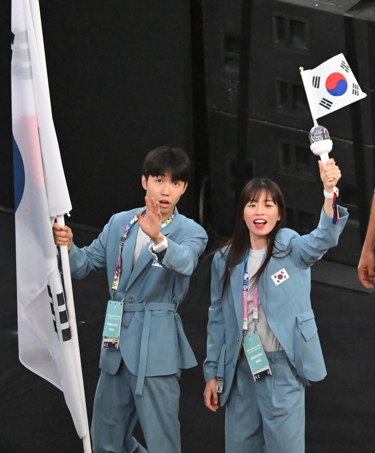 11일(현지시간) 프랑스 생드니 스타드 드 프랑스에서 열린 2024 파리 올림픽 폐회식에서 태극기를 들은 기수단이 스타디움으로 들어서고 있다. 2024.8.11 생드니=올림픽사진공동취재단