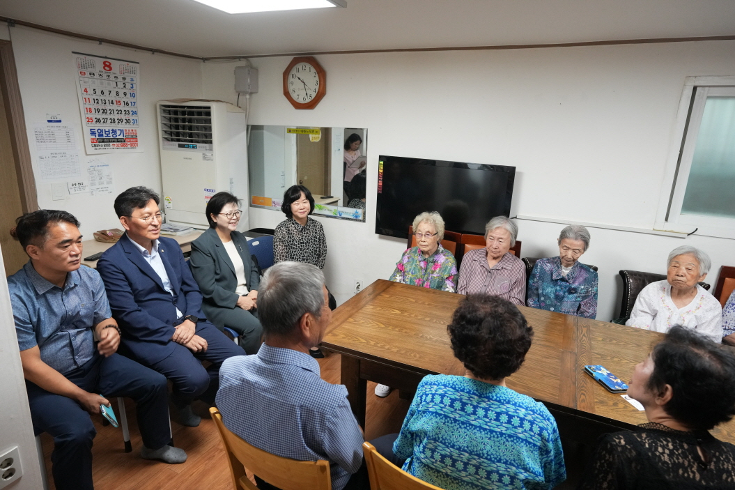 이순희 서울 강북구 구청장이 경로당을 직접 찾아 어르신들의 안부를 확인하고 있다.[강북구 제공]