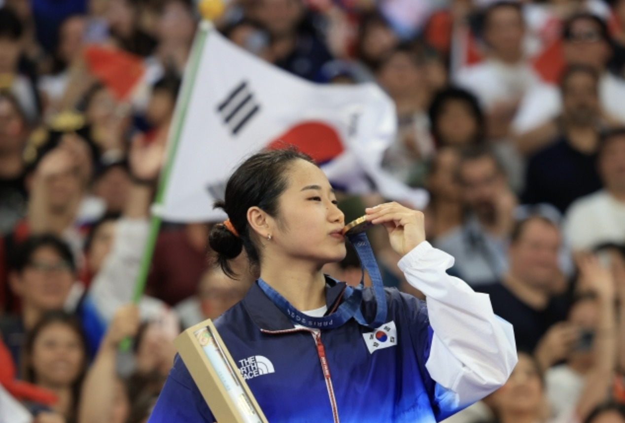 5일(현지시간) 파리 라 샤펠 아레나에서 열린 2024 파리올림픽 배드민턴 여자 단식 결승전에서 안세영이 시상식에서 금메달에 입을 맞추는 포즈를 취하고 있다. [파리=이상섭 기자]